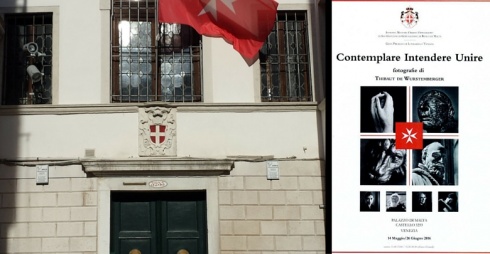 Facciata Palazzo Malta e locandina mostra Contemplare intendere unire