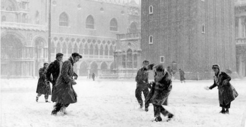 Giorgio Giacobbi, Palle di neve a San Marco, 1954 Modern Print © Courtesy Archivio storico Circolo fotografico La Gondola - Venezia 