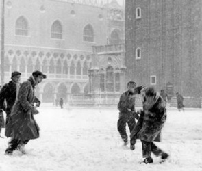 Giorgio Giacobbi, Palle di neve a San Marco, 1954 Modern Print © Courtesy Archivio storico Circolo fotografico La Gondola - Venezia 